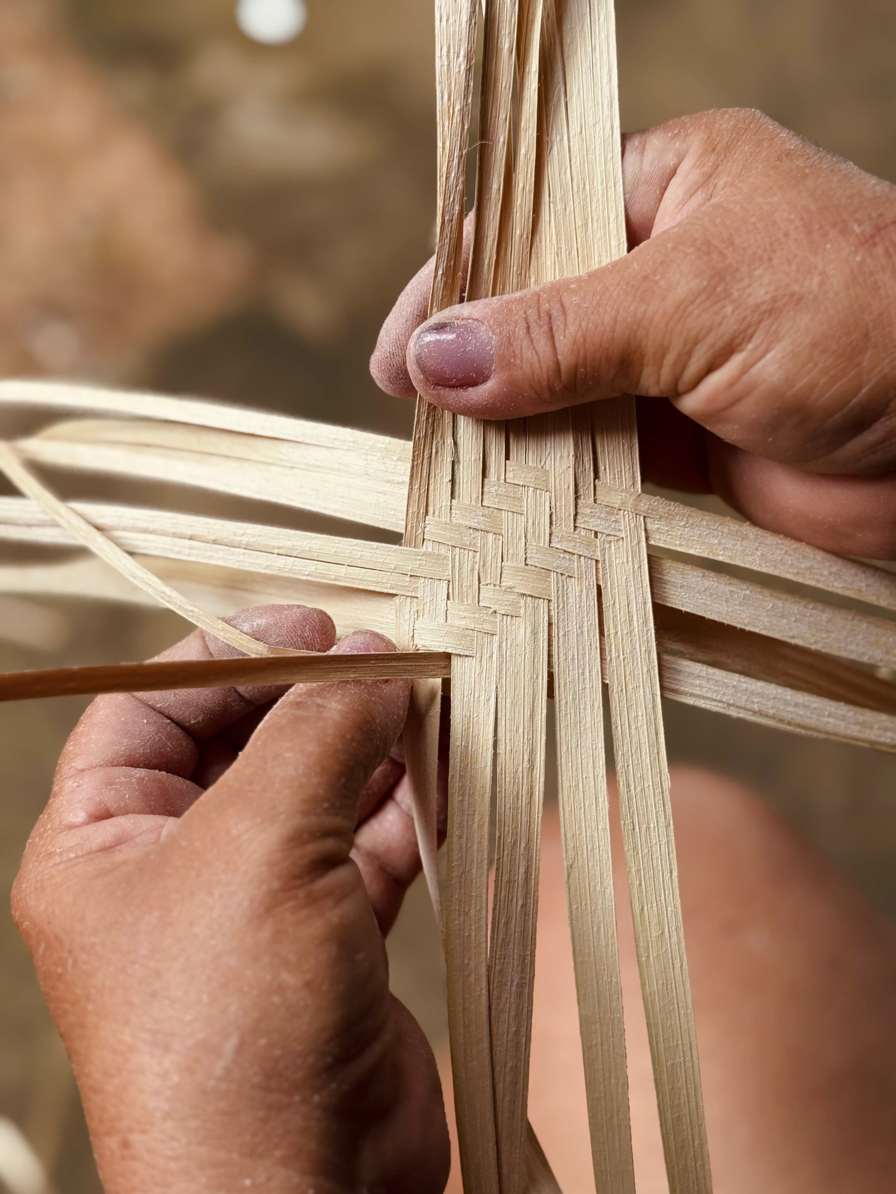 Carnaúba fiber being woven